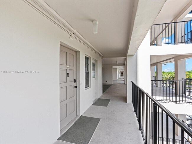 Building Photo - 3150 N Palm Aire Dr