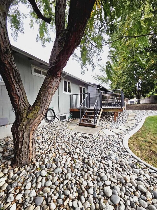 Building Photo - **Gorgeous Renovated 3 Bed 2.5 Bath Duplex FOR RENT**