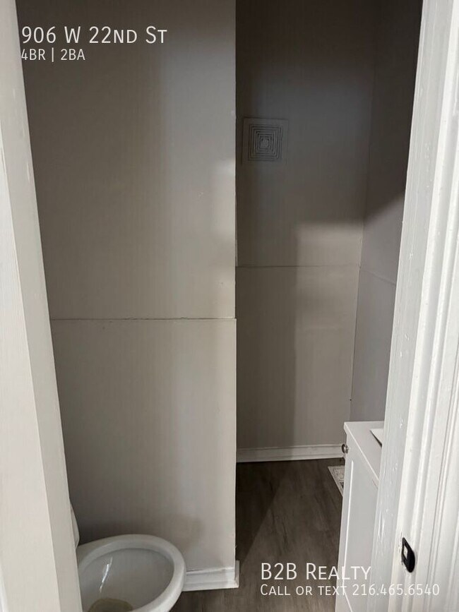 Building Photo - 906 W 22nd St