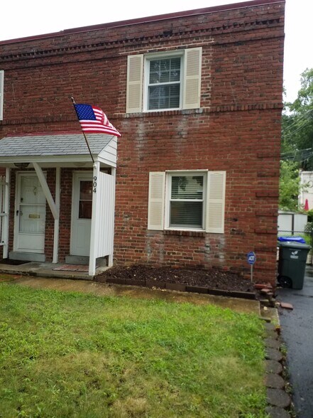 Building Photo - 904 S Highland St