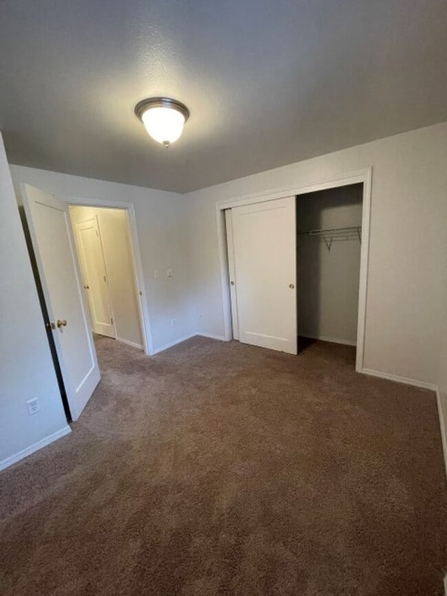Building Photo - 2Bd/1.5Ba Lynnwood Townhouse