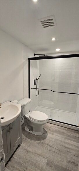 Building Photo - 2 Maple St