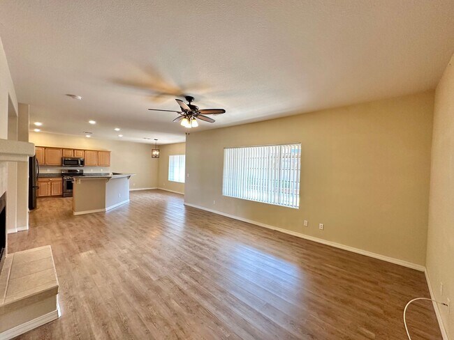 Building Photo - Beautiful 3 bedroom, 3 bathroom home with ...