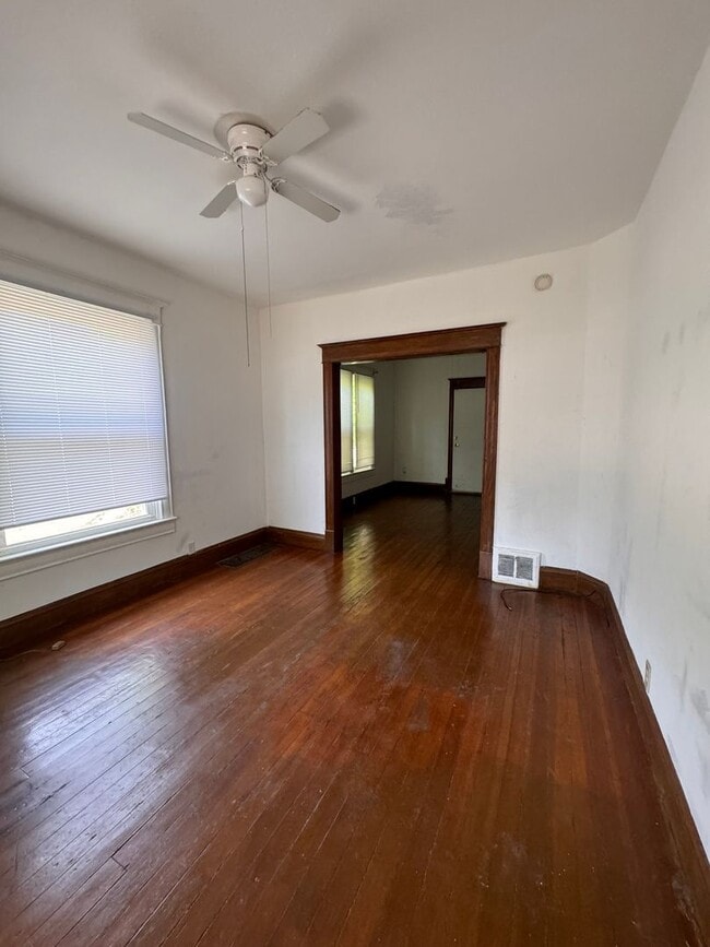 Building Photo - 3 bedroom 2 bathroom house. $1050.00