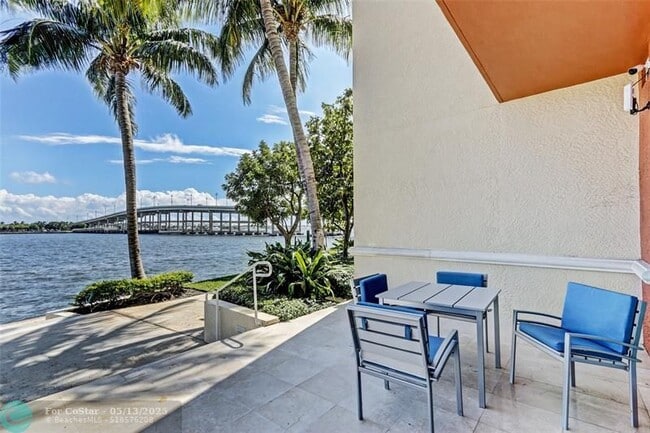 Building Photo - 2640 Lake Shore Dr