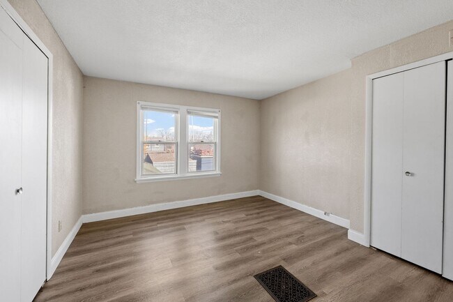 Building Photo - Updated 4-Bedroom 1.5-Bathroom Home in Minneapolis