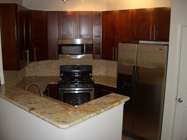 Building Photo - Renovated 2 bed/2 bath condo in the heart of Centreville, close to everything!!