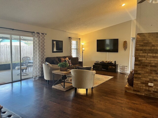 Building Photo - Beautiful Like New Home For Rent in Brandon!