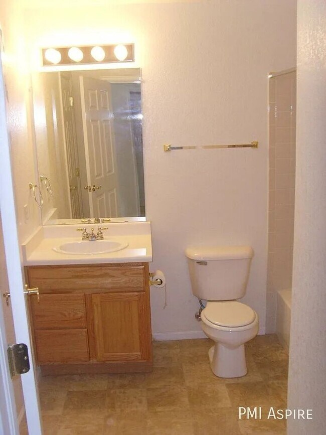 Building Photo - Beautiful 2-Bed/2-Bath Townhome in Longmont!