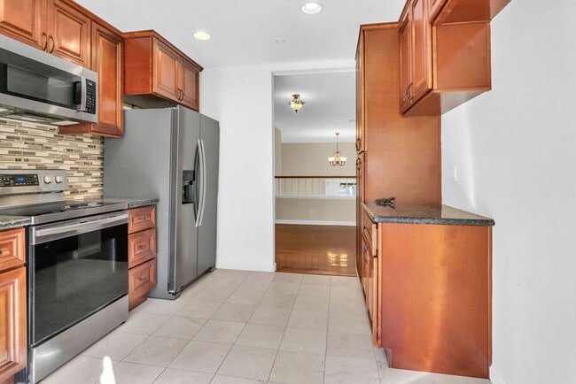 Building Photo - Beautiful townhome in La Jolla!  Three bedrooms plus office/extra bedroom! Available immediately!