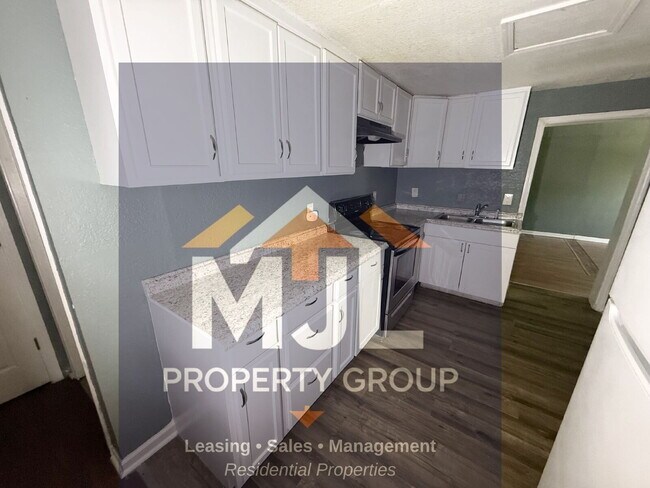 Building Photo - Spacious 3 Bedroom / 1 Bath Apartment in Sugar Creek *Ready Now*