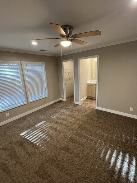 Building Photo - 9027 Fairglade Dr N