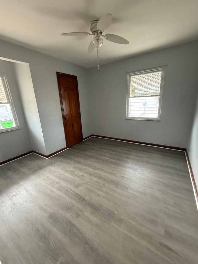 Building Photo - 3bd Single Garfield Hts Water/Sewer Included Section 8