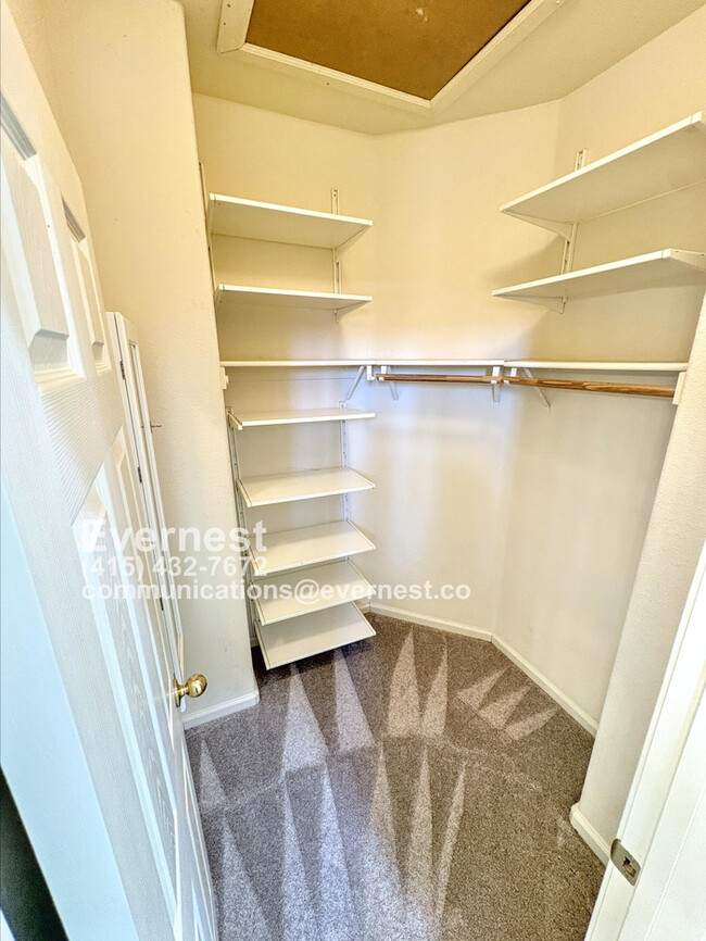 Building Photo - Gorgeous 3-Bedroom Home in a Prime Locatio...