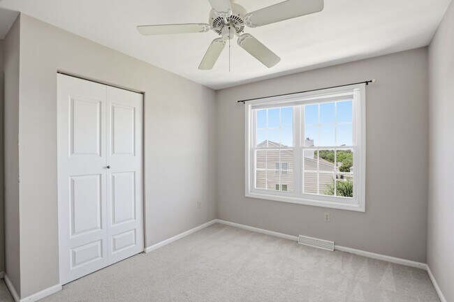 Building Photo - Stunning 3 Bedroom Townhome !