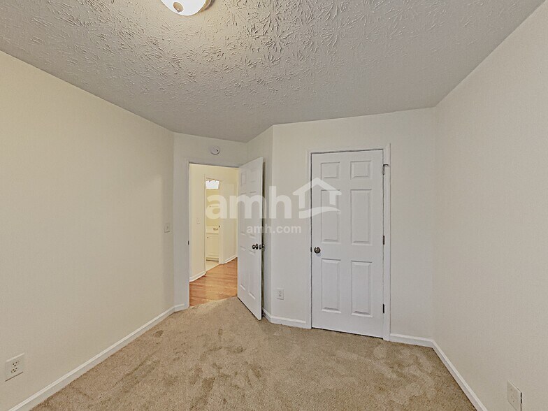 Building Photo - 558 The Blvd