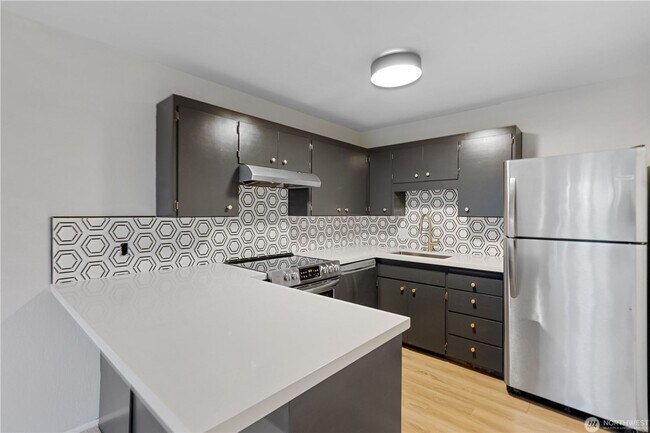 Building Photo - 1425 S Puget Dr