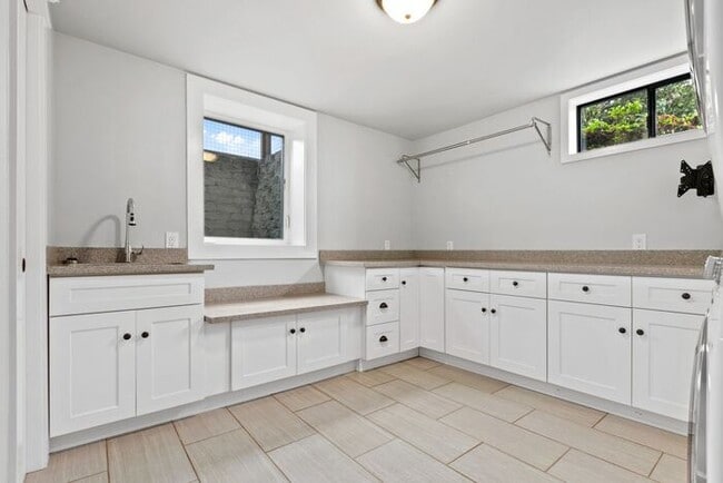 Building Photo - Gorgeous West Seattle Mid-Century Modern w...
