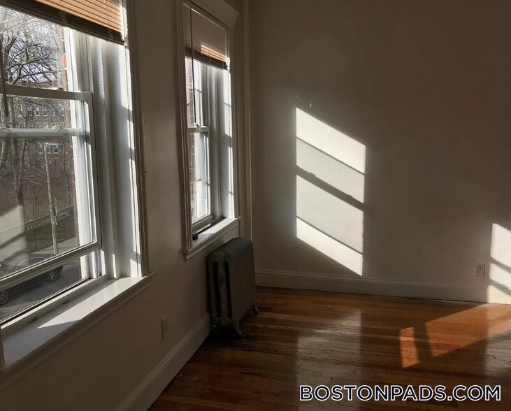 Building Photo - 151 Park Dr