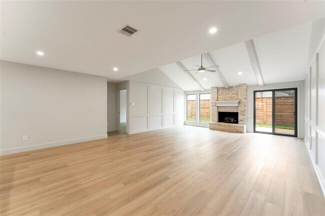 Building Photo - 14147 Hillvale Dr
