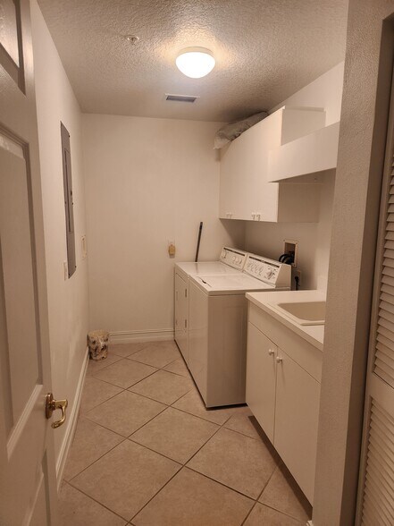 Laundry - 425 Pierce Ave
