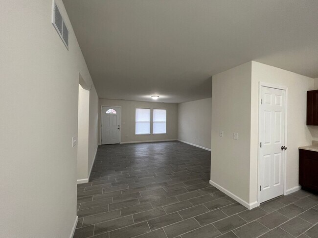 Building Photo - 3 Bedroom 2 Bath 2 car garage Home on 5 acres