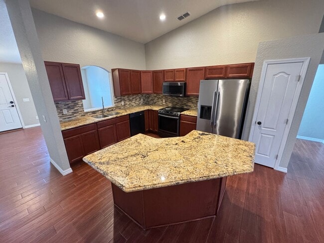 Building Photo - Spacious 4 Bedroom / 3 Bathroom Home in Davenport