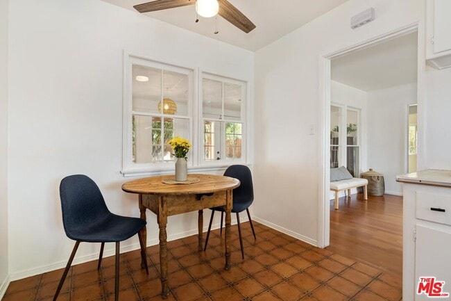 Building Photo - 7236 Encino Ave