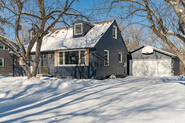 Building Photo - Recently Renovated 5 Bedroom Home! *1/2 OFF FIRST MONTH OF RENT*