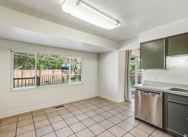 Building Photo - 2036 Highland View Cir