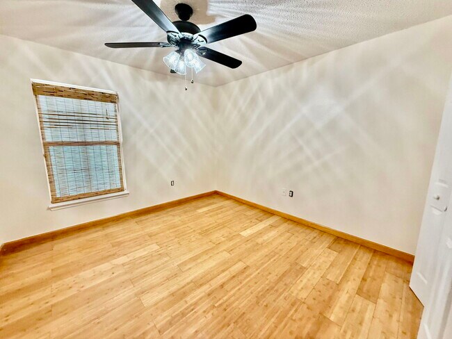 Building Photo - 125 SW Donna Terrace