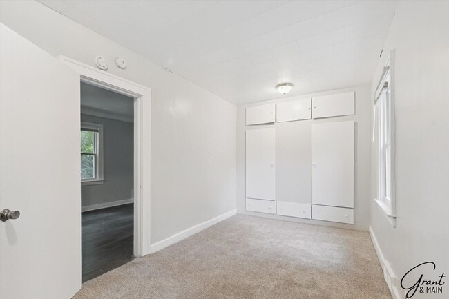 Building Photo - 3 Bed Bungelow $1200.00/mo