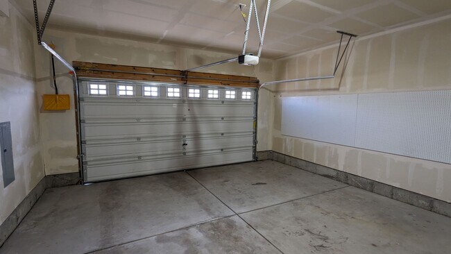 Building Photo - MODERN TWO STORY 3 BED/2.5 BATH WITH FENCE...