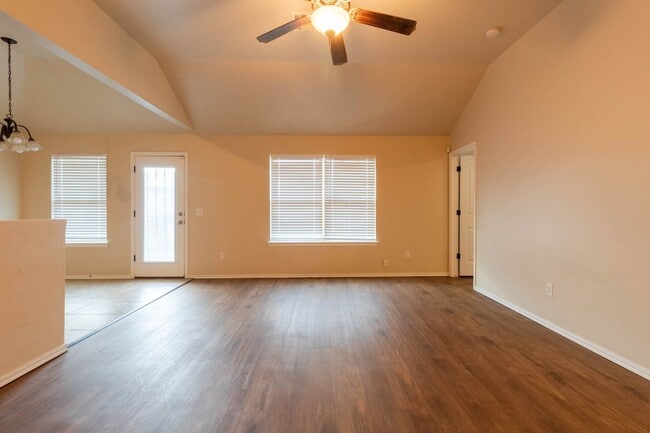 Building Photo - Spacious 2BD/2BTH Home Minutes away from Top Golf Chisholm Creek Shopping Center and Quail Spring...