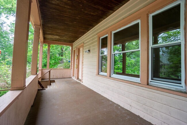 Building Photo - 3 Bedroom Apartment - Available 7/1/26 - C...