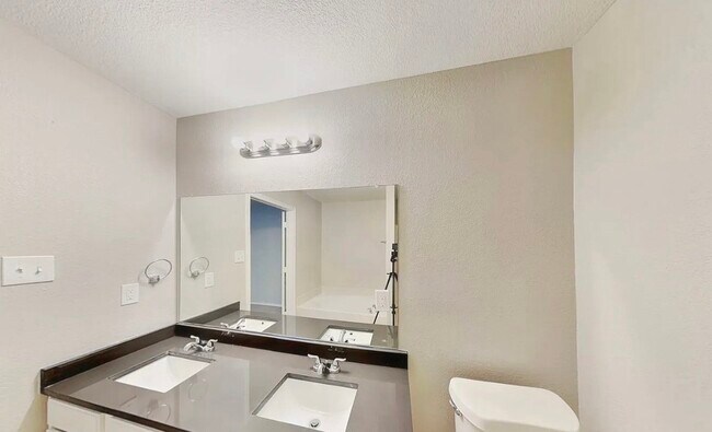 Building Photo - MOVE IN READY