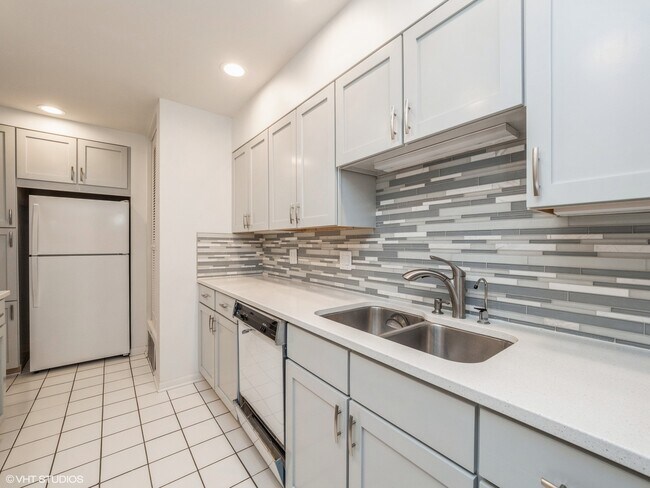 Building Photo - 550 Shorely Dr