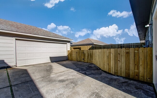 Building Photo - 16830 Mammoth Springs Dr