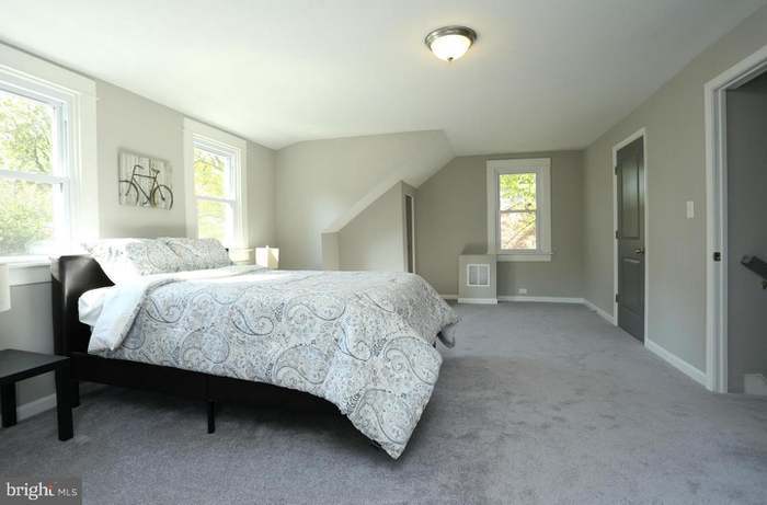 Upper level bedroom - 3110 Louise Ave