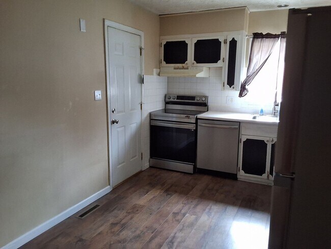 Building Photo - Beautiful Cozy 3 Bed, 2 Bath House located in the heart of Elizabethtown