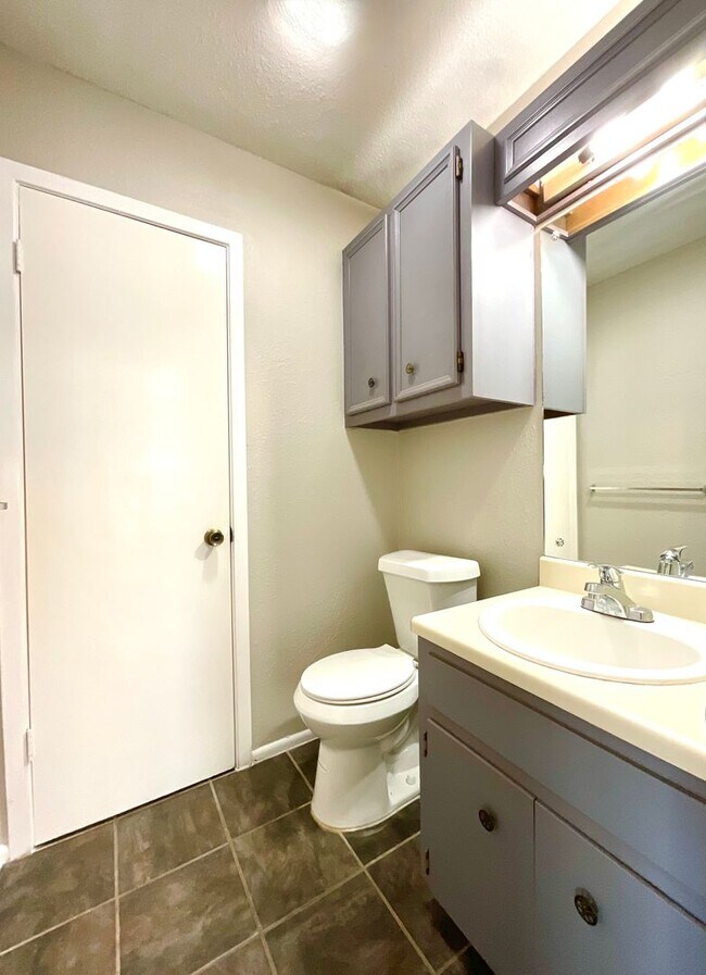 Building Photo - **APPLICATION RECEIVED** MUST SEE! 2 Bedroom / 1.5 Bath Duplex w/ Garage!