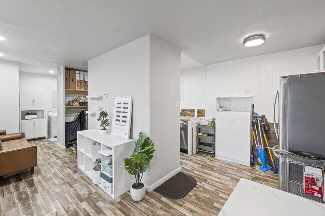 Building Photo - Live Above It All at the Satellite Condo 1 bed 1 bath!