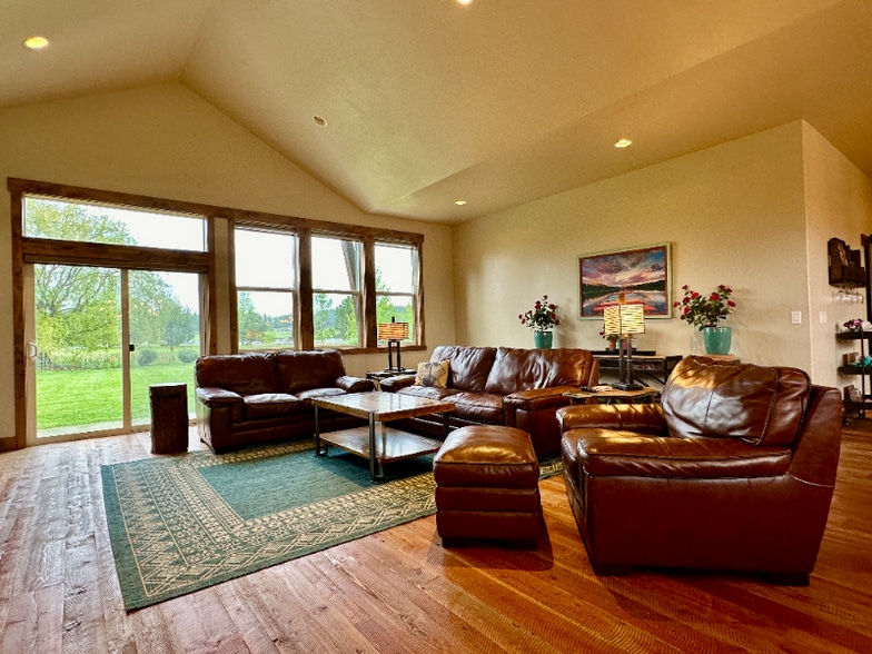 Building Photo - 3071 River Lakes Dr