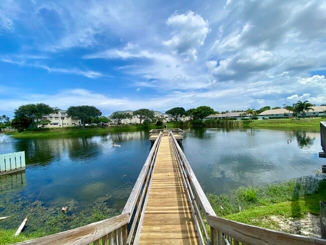 Building Photo - 1127 E Seminole Ave