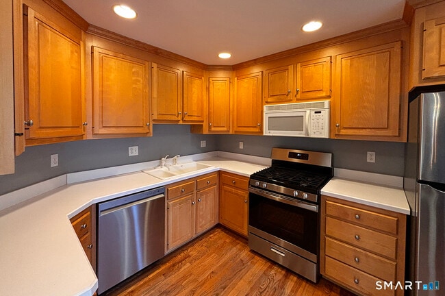 Building Photo - 405 S Pine Creek Rd