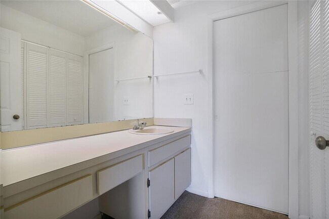 Building Photo - 5223 Vineland Rd