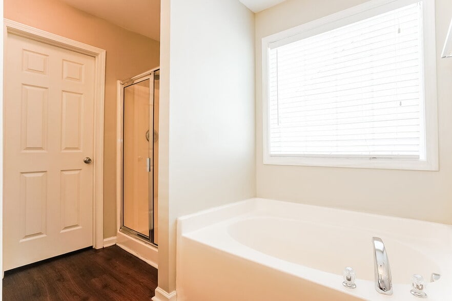 Building Photo - 610 Crosstie St