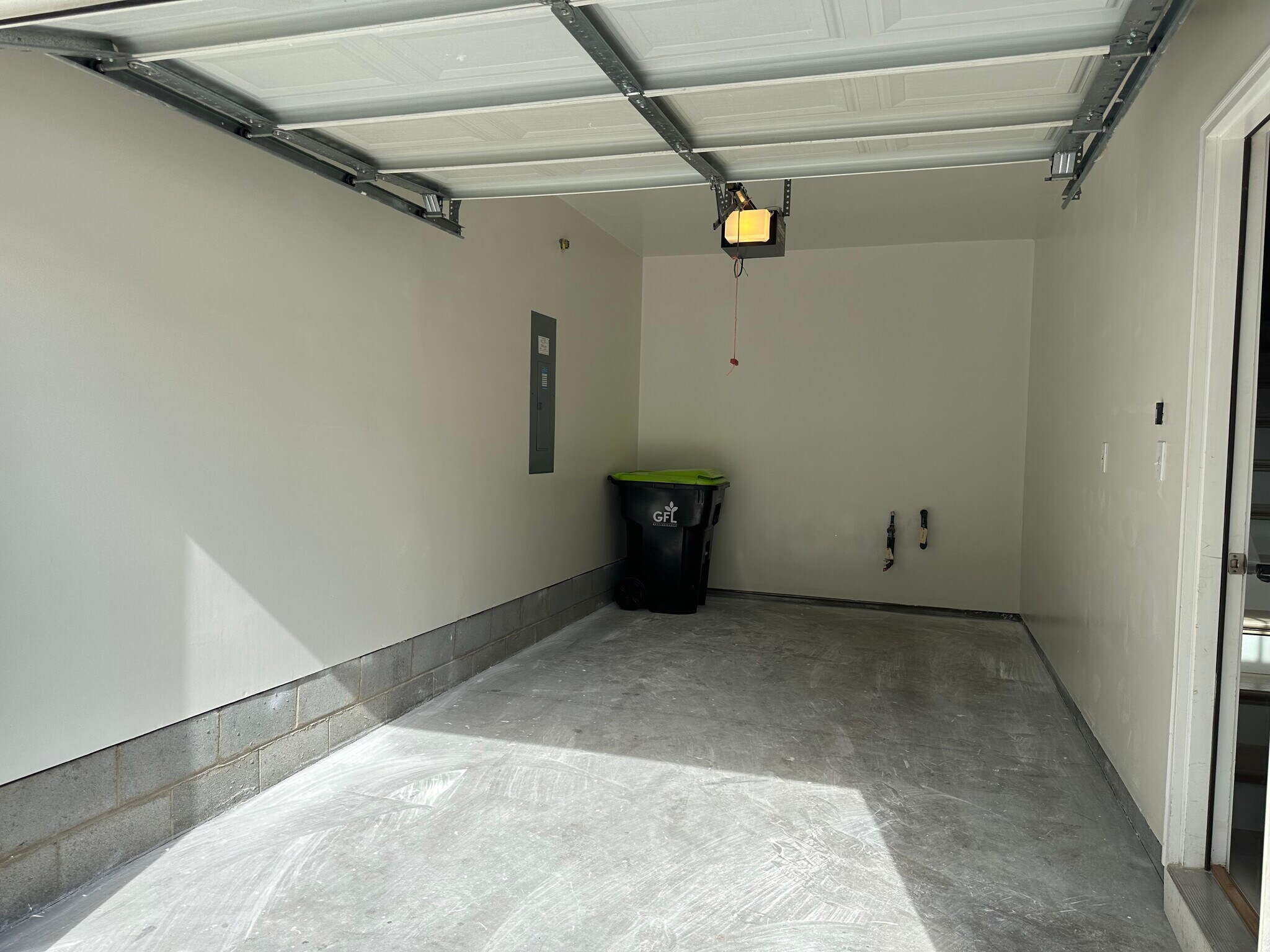 Building Photo - 415 Cedar Pines Dr