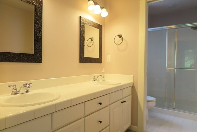 Building Photo - Discover easy living at Forest Heights 2b/2ba Townhome!