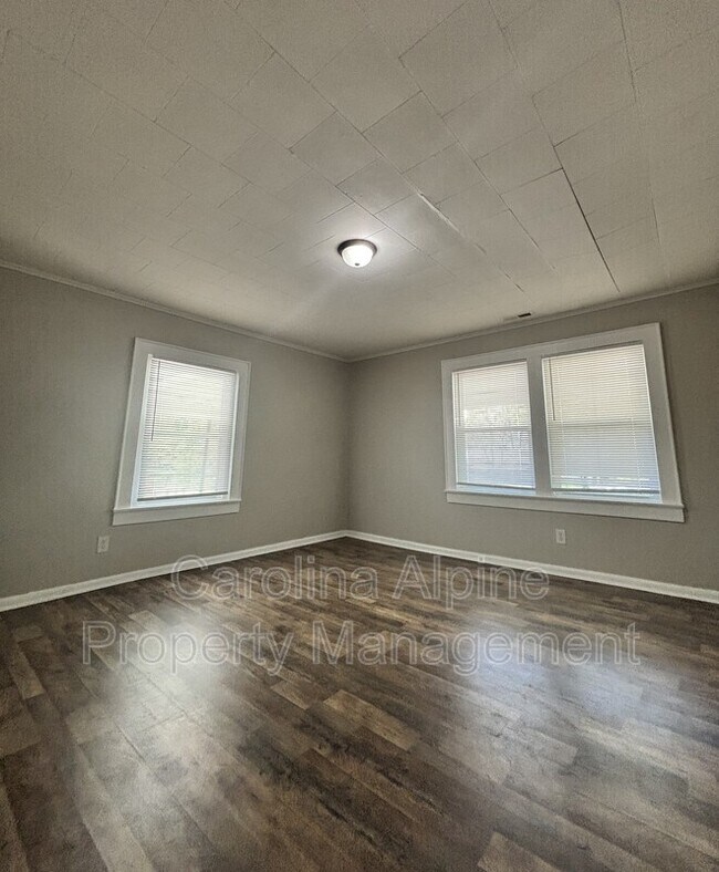 Building Photo - 604 W Elm St